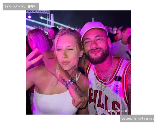 南美足球明星与女球迷亲密合影展现激情与魅力