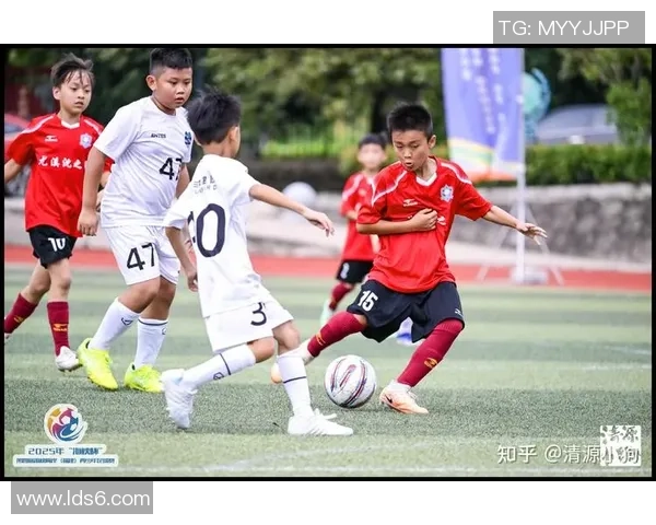 致敬足球明星的无私奉献与激情追梦的感人瞬间